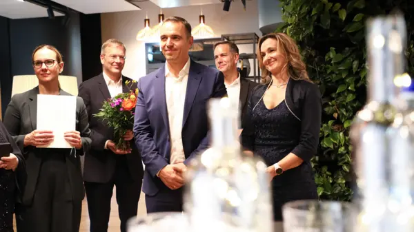 Alexander Wittmann est récompensé pour ses 25 ans de service chez NETZSCH Pompes & Systèmes lors d'un événement festif de l'entreprise.