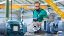 Techniker überprüft eine Pumpe in einer modernen Produktionsumgebung. Fokus auf Pumpentechnologie und Wartung.