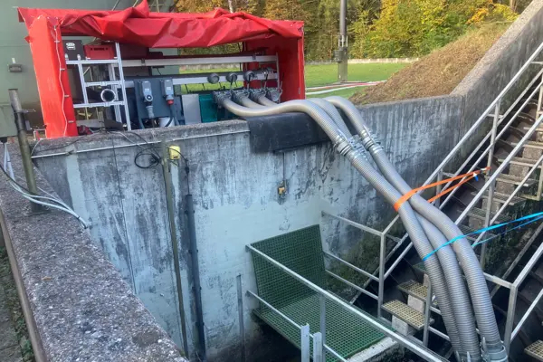 TORNADO® Mobiele lobbenpomp met meerdere slangen die zijn aangesloten op een afvalwatertank, waardoor het ruwe afvalwater tijdens de renovatie van de installatie flexibel kan worden verpompt.