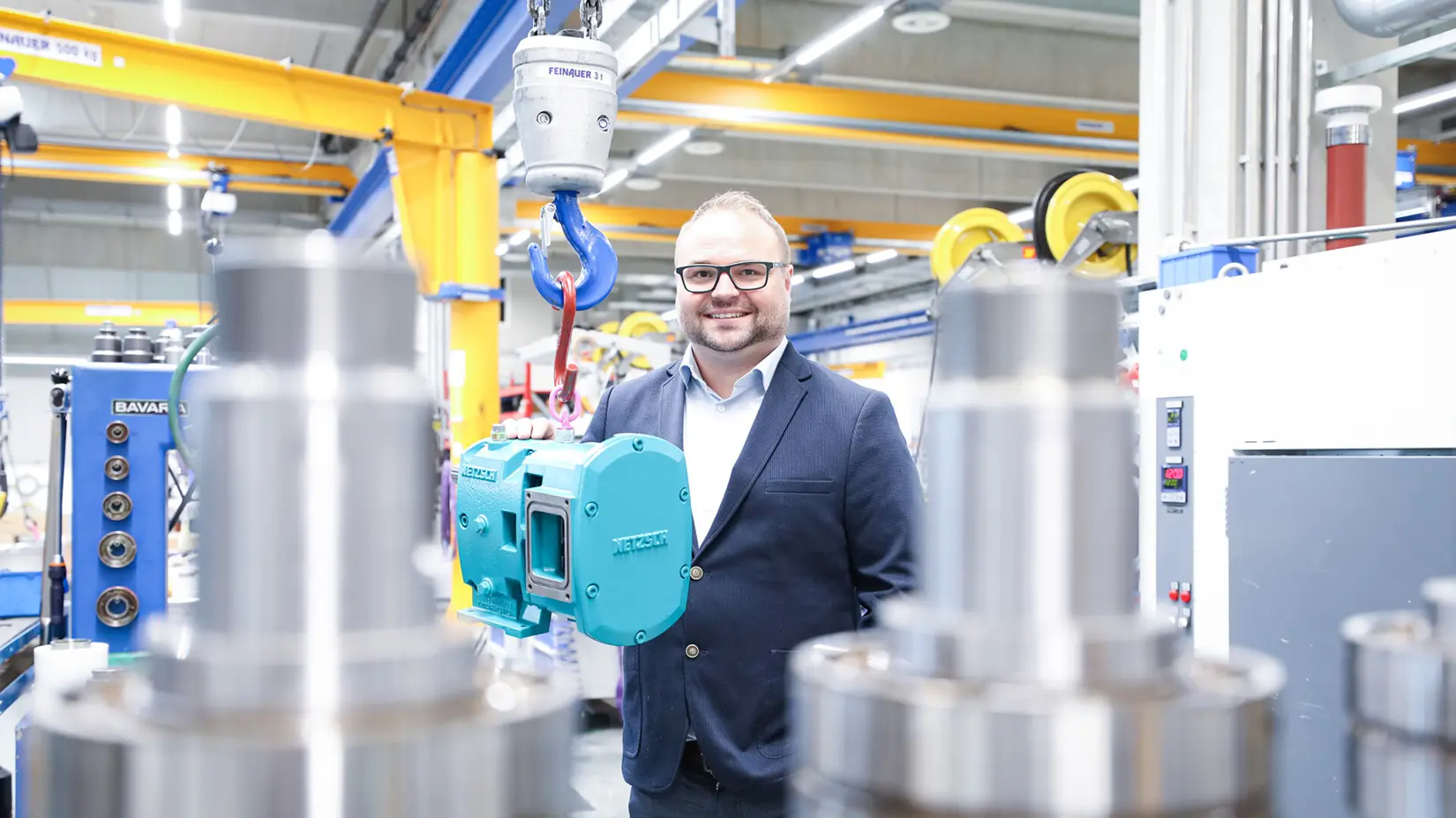 Stefan Schöberl präsentiert die TORNADO® Drehkolbenpumpen von NETZSCH in einer modernen Fertigungshalle. Robust und kompakt, ideal für anspruchsvolle Anwendungen.