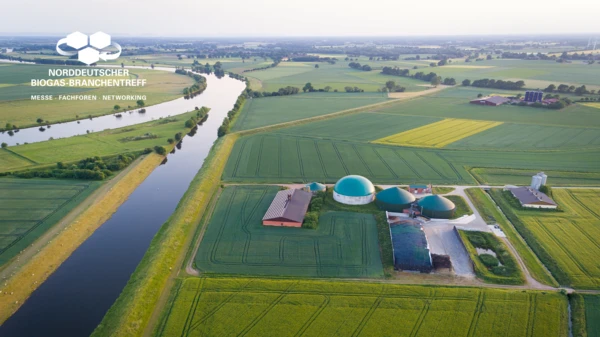 Luftaufnahme einer Biogasanlage mit Fermentern und landwirtschaftlichen Flächen beim Norddeutschen Biogas Branchentreff in Rendsburg.