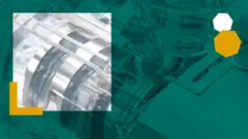 Primer plano de la bomba multihusillo higiénica de NETZSCH, que destaca por su acero inoxidable pulido y su ingeniería de precisión para sistemas de manejo de fluidos.
