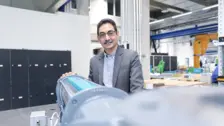 Samraj Peter，全球产品线经理NEMO® ，在现代化工业设施中展示大型NEMO®螺杆泵 。