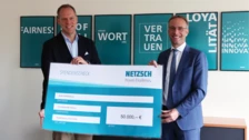 Presentation of the donation cheque from managing director Jens Heidkötter to mayor Robert Pötzsch. 