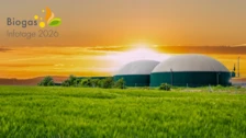 Biogas-Anlage bei Sonnenuntergang mit Anzeichen für nachhaltige Energieerzeugung auf den Biogas Infotagen 2026 in Ulm.