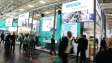 NETZSCH Stand auf der IFAT in München, Fachleute im Austausch über innovative Pumpensysteme und Lösungen für Umwelttechnologien.