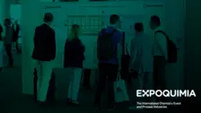 参观者在展会上查看EXPOQUIMIA 活动地图，重点关注化工和加工行业的解决方案。