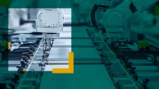 Línea de producción automatizada con brazos robóticos que ensamblan componentes de baterías para soluciones energéticas sostenibles.