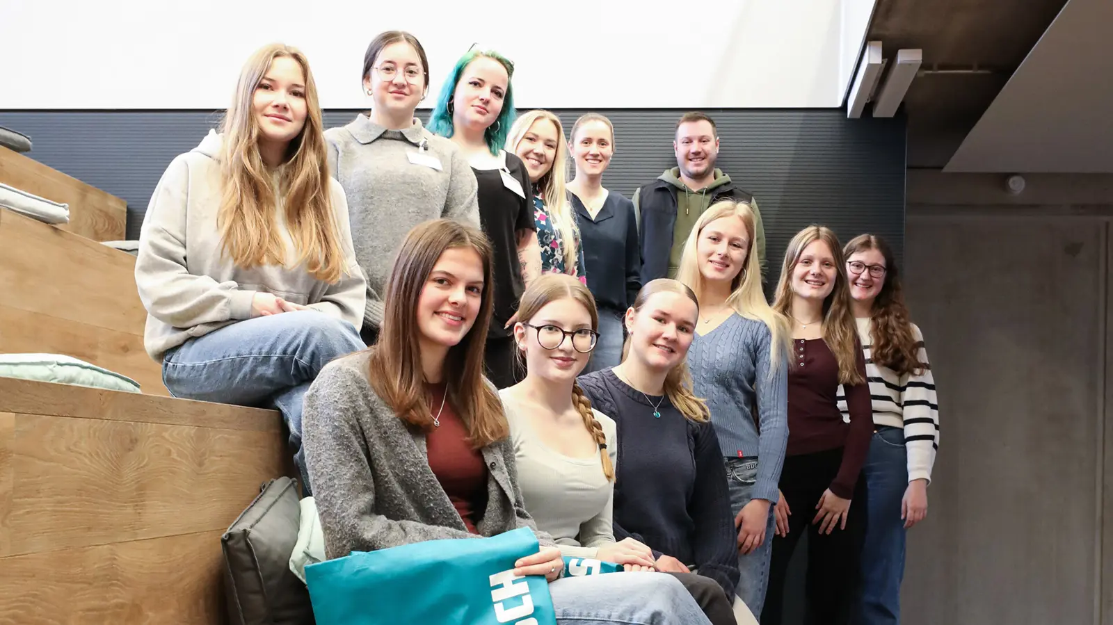 Jonge vrouwen die deelnemen aan het MINT@Work initiatief bij NETZSCH en deelnemen aan technologie-georiënteerde discussies en activiteiten.