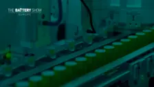 The Battery Show 欧洲展上展示电池制造先进技术的生产线上的绿色电池单元。