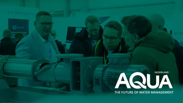 Profissionais se envolvem com uma bomba de gerenciamento de água no evento Aqua Netherlands, explorando soluções inovadoras.