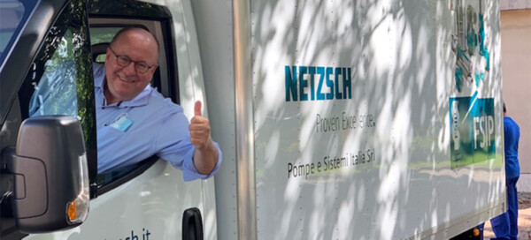 Thumbs up: Managing Director Felix Kleinert took a close look at the "NETZSCH Italy Truck" on site.