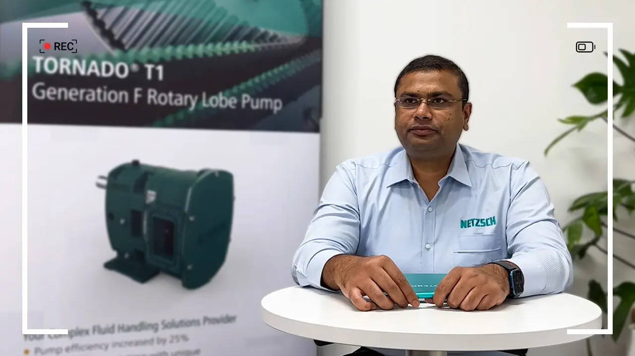 Harsh Vardhan, Sales Manager bei NETZSCH, erläutert die Vorteile der Drehkolbenpumpe für Kläranlagen zur Wasseraufbereitung.