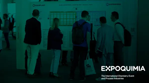 Visitors examining the EXPOQUIMIA event map at the trade fair, focused on solutions for chemical and process industries.