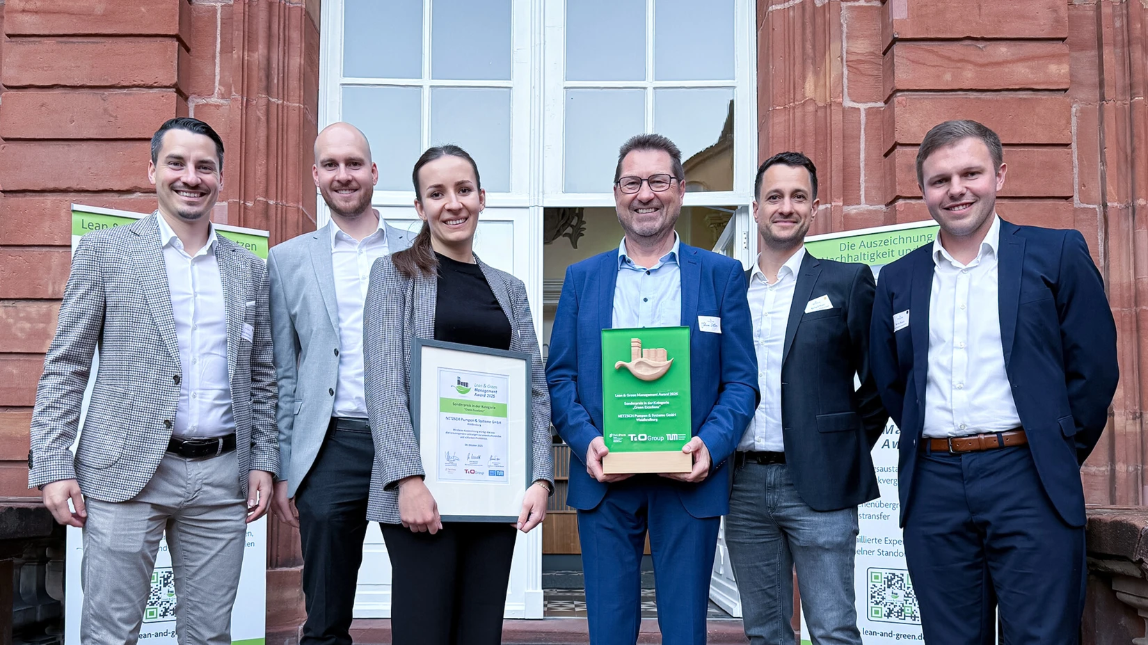 NETZSCH erhält den Sonderpreis „Green Exzellenz“ für nachhaltige Innovationen und CO2-Reduzierung. Teammitglieder präsentieren den Award.