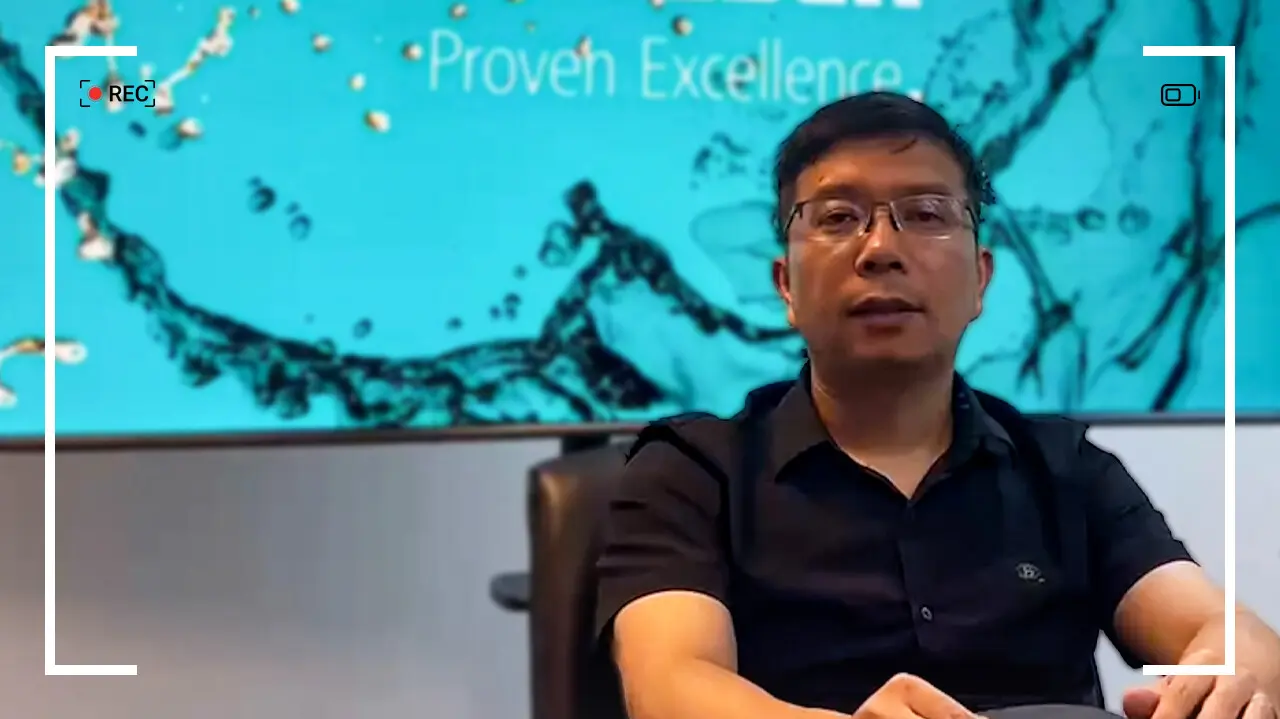 Yun Zhang, Büroleiter von NETZSCH, erläutert die Vorteile von TORNADO® Drehkolbenpumpen in der Abwasserbehandlung.